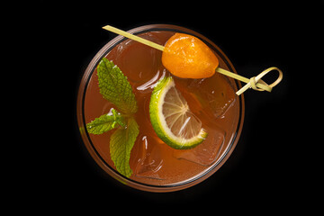 Wall Mural - Tasty alcoholic cocktail with lime, mint and caramel candy