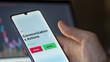 © maurice norbert - Un investisseur analyse un fonds etf communications actions sur un graphique. Un téléphone affiche le cours de l'ETF. Texte en français francais Communications Actions