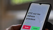 © maurice norbert - Un investisseur analyse un fonds etf etc sur les métaux précieux sur un graphique. Un téléphone affiche le cours de l'ETF. Texte en français francais ETC sur les métaux précieux