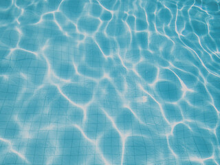  frisches, sauberes Wasser im Pool im Sonnenlicht als abstrakter Hintergrund. keine Menschen