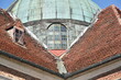 Zabytkowy dach i okno pod kopułą kościoła w Braniewie