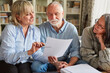 Seniorenberaterin erklärt Senioren Paar einen Vertrag
