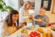 © Robert Kneschke - Gruppe Senioren als Rentner und Freunde beim Brunch