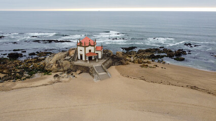 Wall Mural - Vista aérea de drone sobre a Capela do Senhor da Pedra na praia de Miramar, Gulpilhares, Vila Nova de Gaia - Portugal