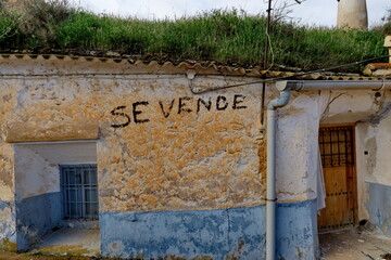 Wall Mural - Se vende. Maison  troglodyte avec inscription 