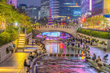Fototapeta Londyn - Cheonggyecheon, a modern public recreation space in downtown Seoul, South Korea