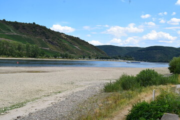 Wall Mural - Niedrigwasser bei Osterspai