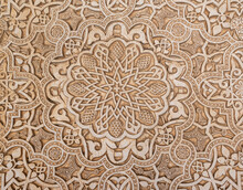 Hermoso Diseño Floral Y Abstracto De Yeso Cocido En Los Palacios Nazaríes Del Conjunto Histórico De La Alhambra De Granada, España
