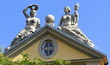 Statuen auf dem Giebel des Hauses 