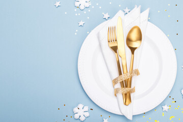 Wall Mural - Christmas or new year table setting with golden cutlery