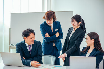 Canvas Print - 会議をするスーツ姿の男女
