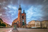 Fototapeta Miasto - Rynek Główny w Krakowie z Kościołem Mariackim o wschodzie słońca latem - długi czas naświetlania
