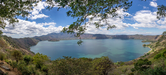 Wall Mural - El lago Coatepeque es un lago de origen volcánico, situado a 18 km al sur de la ciudad de Santa Ana en el municipio de El Congo en san salvador