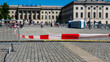 © spuno - rot weiß gestreiftes Absperrband, Bebel-Platz, Berlin