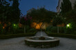 Średniowieczny ogród klasztorny z fontanną w Szybeniku wieczorem