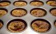Zwölf Muffins fertig gebacken im Muffinsblech Teig gebräunt