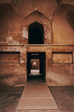 Fototapeta Kamienie - Zabytkowy budynek w Indiach, Agra fort, czerwone marmurowe mury, perskie zdobienia.
