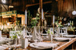 canvas print picture - Festlich gedeckter Tisch auf einer Hochzeit in einer Scheune Landhochzeit