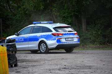 Wall Mural - Radiowóz polskiej policji podczas obsługi interwencji na terenie kolejowym. 