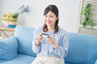 © siro46 - 自宅で一人でテレビゲームをする女性