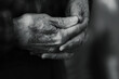 © Logan - MANOS DE ANCIANO