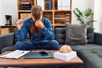 Canvas Print - Young redhead man psychology stressed having session at clinic