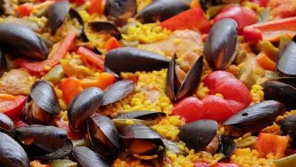 Sticker - plat de paella en gros plan sur une table