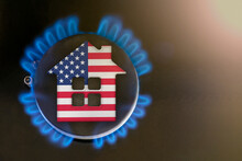 Gas Crisis. Rising Utility Costs In USA. Energy Crisis, Export-import Problems In United States Of America. The Concept, Gas Burner And House Model Are Colored In The Colors Of The Flag.