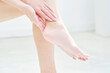 © siro46 - かかとのケアをする女性のクローズアップ