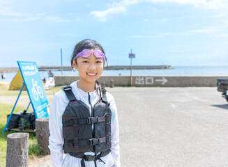 Wall Mural - 能登島の海水浴場で遊ぶ小学生の女の子