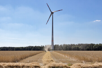 Mähdrescher mit Windkraftanlage