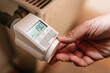 Zum Energiesparen wird elektronisches Thermostat an Heizung auf 19 Grad Raumtemperatur eingestellt
