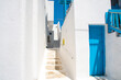 Haus mit blauer Treppe     Die malerische  Hauptstadt Chora bekannt als Mykonos-Stadt auf der beliebten Kykladeninsel Mykonos, Griechenland