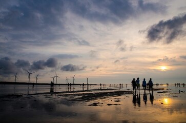 Poster - silhouette of a group of friends walking in the beach at sunset