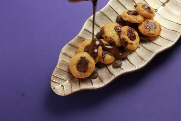 Sticker - Closeup of tasty chocolate cookies with drizling melting chocolate on a leaf-shaped plate