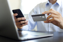 パソコン、携帯、クレジットカードで決済する男性　A Man Paying By A Credit Card, Smartphone And PC
