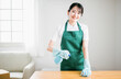 © buritora - テーブルの拭き掃除をするハウスキーパーの女性