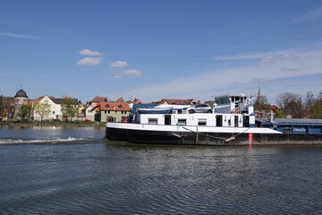Fototapete - Frachtschiff bei Segnitz am Main