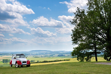 Aussicht vom Mont-Saint-Pierre, Villers-Stoncourt, Lorraine mit 2cv im Vordergrund