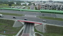 Nagranie Autostrady Z Lotu Ptaka. W Tle Dzielnica Mieszkaniowa Stolicy Polski, Warszawy. 