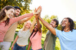 © Robert Kneschke - Gruppe diverser Leute feiert Integration mit High Five