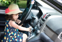 Criança, Menina, Brincando Em Um Automóvel Sentada No Banco Do Motorista