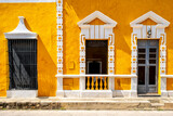 Fototapeta Miasta - Typical old yellow house at the magical town of Izamal in Yucatan