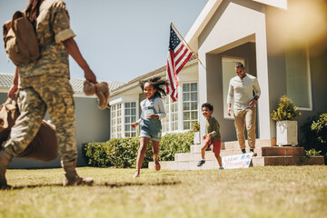 Canvas Print - Military mom being welcomed by her family at home