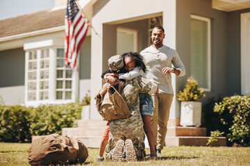 Canvas Print - American servicewoman embracing her children on her return