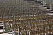 Rzędy składanych krzesełek w teatrze na powietrzu. Estrada.