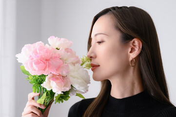 Wall Mural - Pink flowers (ranunculus) and a beautiful Japanese woman