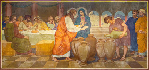 Papier Peint - BERN, SWITZERLAND - JUNY 27, 2022: The fresco of Mirracle at Cana in the church Dreifaltigkeitskirche by August Müller (1923).