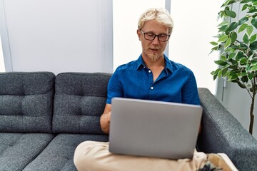 Sticker - Young caucasian man doing psychologist therapy having video call at psychology clinic