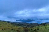 Fototapeta Dmuchawce - 早朝の雲に覆われる美幌峠